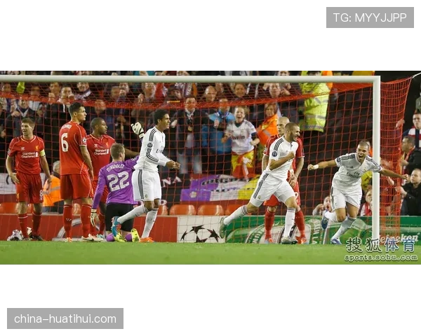 “事件回顾:埃弗顿球迷在保级关键胜利后涌入球场庆祝引发争议” “事件回顾:埃弗顿球迷在保级关键胜利后涌入球场庆祝引发争议”